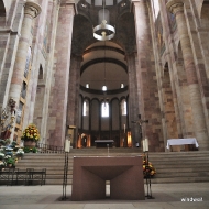 Vorne der moderne Altar. Er past zur nur scheinbar schlichten romanischen Architektur des Doms