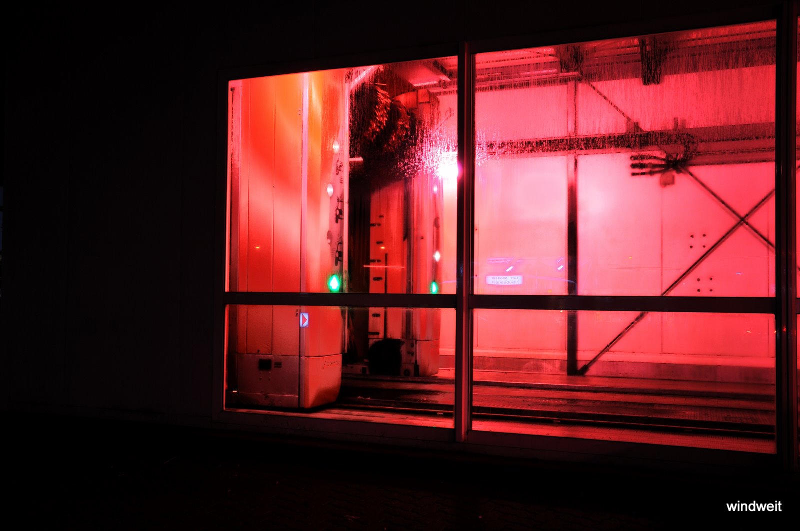 Lichter einer Großstadt – Pink Petrol Station